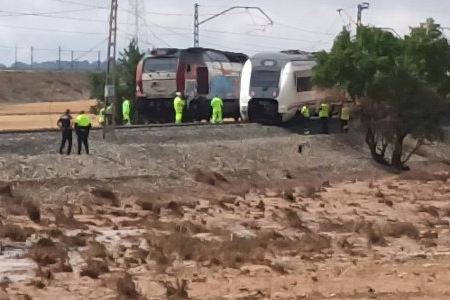 VIDEO | Un tren descarrila y cortan la autovía A-31 por las fuertes tormentas en Alicante