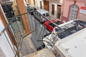 "Parecemos una autopista": Un camión se lleva por delante un balcón en Aldaia