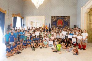 El Colegio Calasancio recoge con '10 años plantando ilusión' el primer premio juvenil de Fogueres Escolars