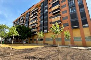 El Ayuntamiento concluye la remodelación de más 2.500 metros cuadrados de zonas verdes y de recreo en la calle Sevilla