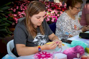 El taller de crochet de la Casa de la Dona de Torrent sale a la calle