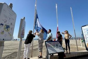 Ya ondean en las playas de Santa Pola las 4 Banderas Azules y las 13 Banderas Qualitur