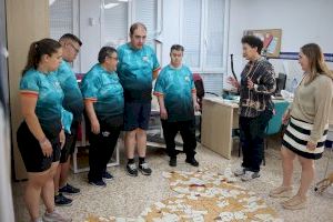 Los usuarios de El Molí ultiman la escultura de trencadís en homenaje al bou al carrer en Onda