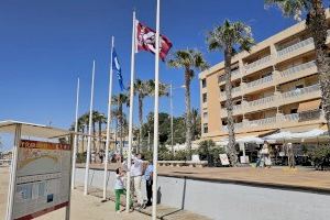 Empieza la temporada estival en Villajoyosa con el izado de las banderas que reconocen la excelencia de las playas