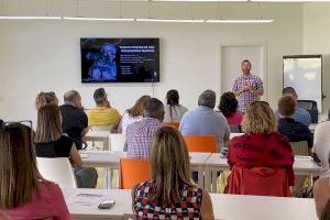 27 personas en el taller formativo sobre IA y Chat GPT en Lab_Nucia