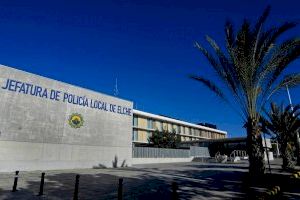 Huye de la policía en Elche y acaba chocando contra varias patrullas