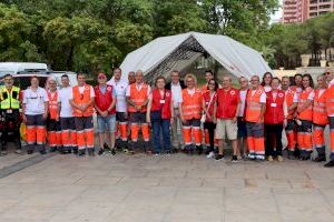 Cruz Roja presenta en Benidorm una nueva ambulancia y el amplio material de emergencias