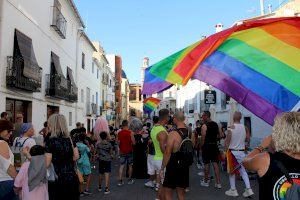 El mundo rural también sale en defensa del colectivo LGTBIQ+: un arco iris humano recorre un pueblo de Castellón