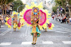 El Desfile del Ninot prologa con magia, risas, color, imaginación y buen humor las Hogueras 2024