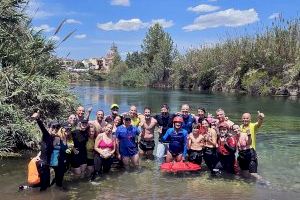 Una veintena de excursionistas de Sagunto participan en el descenso del río Júcar organizado por Alternatura