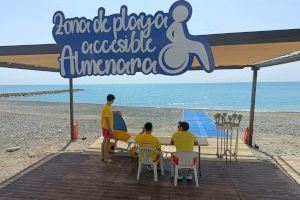 El punt accessible de la Platja Casablanca d'Almenara estrena nova ubicació en la zona de la Tourist Info