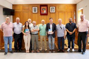 Los Ayuntamientos de Burjassot y Paterna reciben el libro “Benimàmet Poble” dedicado a su lucha para ser Entidad Local