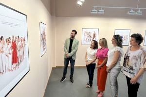 AcMAVI inaugura una exposición fotográfica con las imágenes de su calendario solidario 2024