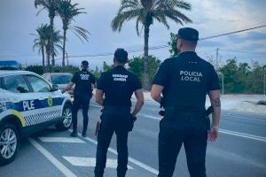 Una larga persecución por las calles de Elche acaba con un coche empotrado contra varias patrullas de la Policía