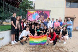 Quart de Poblet, desde sempre, Orgullosa: La artista valenciana Barbiturikills diseña un grafiti contra la LGTBIfobia en el IES Riu Túria