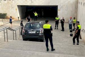 Distracció monumental: Un cotxe acaba en les escales del metre d'Ayora