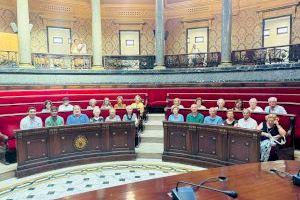 Alumnos de la UNED Sénior de Almassora visitan el Ayuntamiento de València