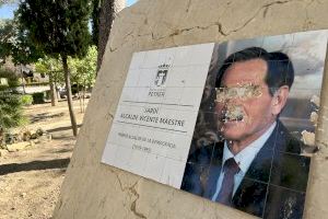 Vandalismo en Petrer: atacan el monolito de los jardines Alcalde Vicente Maestre