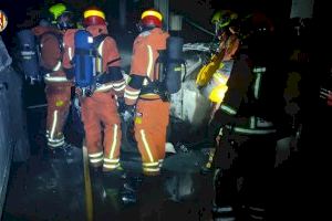 Arden 23 coches al incendiarse un concesionario en Quart de Poblet