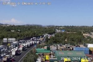 Atascos en el by-pass de Valencia por un accidente en Paterna