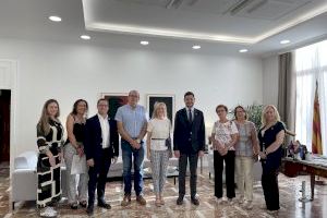 El alcalde de Gandia recibe a la nueva Junta Directiva de la Hermandad de la Santísima Cruz