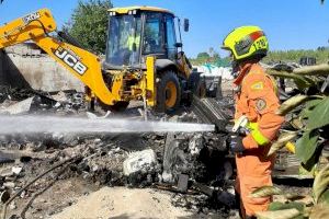 Explosiones y llamas en el incendio de una parcela de Oliva