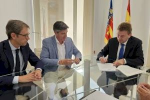 El Alcalde Marcos Zaragoza firma la cesión de la parcela del Gasparot a la Generalitat para la construcción de las 33 viviendas sociales