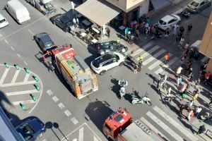 Aparatós xoc entre dos cotxes a Elx: un bolca al costat d'una terrassa