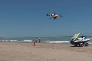 La concejalía de Playas presenta el servicio de dron que vigila la costa saguntina este verano