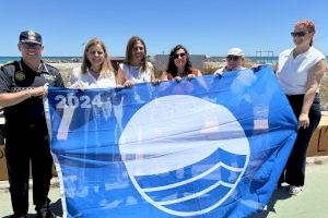 Almassora iza la bandera azul en la playa Benafelí como distintivo de calidad