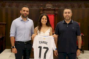 L'Ajuntament de Sagunt rep la futbolista Carolina Marín després d'ascendir a Primera Divisió