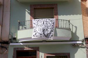 La balconada “El laberinto” del Centro Nueva Opción, ganadora del certamen de pintura “BALCOnejARTe” 2024