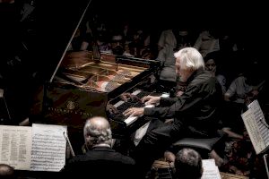 El Palau de la Música se rinde ante Joaquín Achúcarro en el Festival de Piano Iturbi