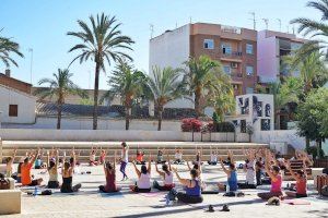 Más de 50 personas celebran el Día del yoga en la Plaza del País Valencià de Picaña