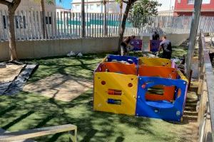 El Ayuntamiento de Torreblanca instala nuevos juegos en los parques infantiles de Freginals y Torrenostra