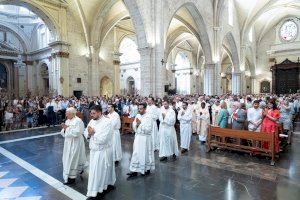 Ordenación sacerdotal, en la Catedral, presidida por el Arzobispo