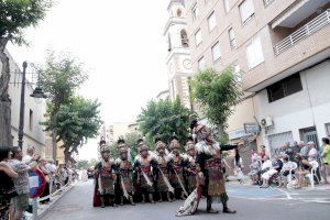 El Grau de Castelló ix al carrer per a saludar a l'estiu amb la cavalcada de Sant Pere