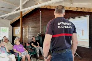 Los Bomberos de Castellón informan sobre prevención de incendios a vecinos de las urbanizaciones de montaña