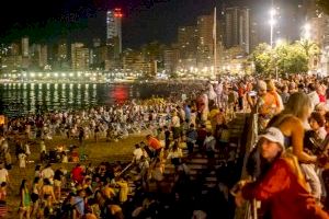 Las playas de Benidorm listas desde primera hora tras una multitudinaria ‘Nit de Sant Joan’