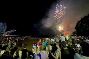 Peñíscola vive su multitudinaria verbena de San Juan en la playa, con fuego y pólvora