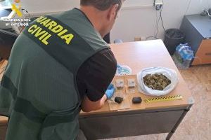 Redada antidroga en Silla: Detienen al dueño de una tienda por vender marihuana y hachís