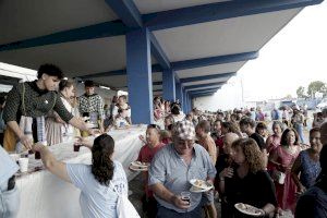 GALERIA |  El Grau de Castelló celebra Sant Pere con la tradicional Torrà de la Sardina