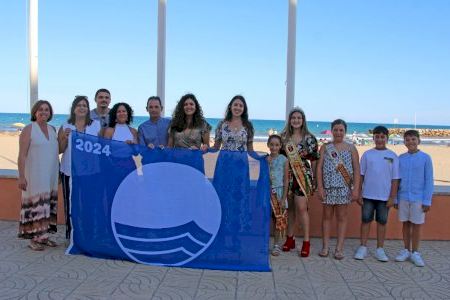 Torreblanca ya luce las banderas azules que garantizan la calidad de sus playas y sus servicios este verano