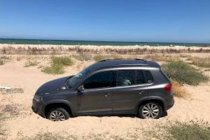 La Policía Local intercepta a dos ladrones que se habían quedado encallados con el coche en las dunas de El Saler