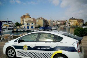 Unos menores disparan con una pistola simulada a peatones que pasean por Port Saplaya en Alboraya