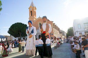 Benetússer danza y procesiona por el Corpus en sus Fiestas Mayores