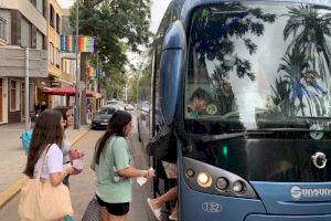 Catarroja pone en marcha el autobús gratuito a la playa ‘Cata-rosa’ para jóvenes