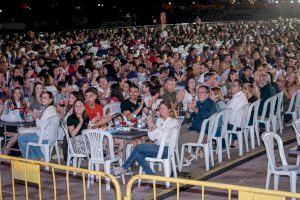 El Grao de Castellón reunió anoche a multitud de personas en el tradicional ‘sopar de pa i porta’