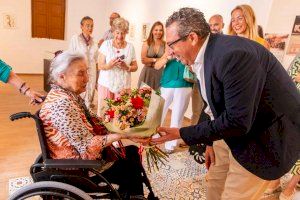 La viuda del pintor Francisco Díaz visita en ‘La Casilla’ la muestra que exhibe bocetos realizados por el artista