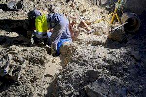 Restablecido el servicio de agua potable en la zona norte de El Campello tras 7 horas de intenso trabajo para reponer la tubería rota